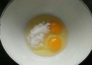将鸡蛋打在无水无油干净的盆子里加入所有白糖