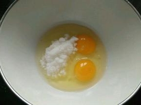 将鸡蛋打在无水无油干净的盆子里加入所有白糖