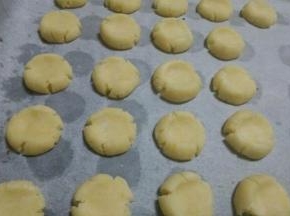 然后摘成小团  用大拇指压扁