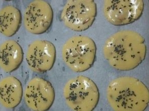 摘成20g左右的小团  在手心搓圆后压扁   表面刷上蛋液  撒上点黑芝麻