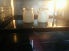 倒入布丁瓶中  烤箱预热好  烤盘放入一半的热水  然后放上布丁瓶  150度50分钟即可   摇晃瓶身凝固就好了