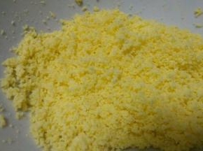 冷水下锅煮蛋这样不容易裂开  然后挖出蛋黄  过筛～