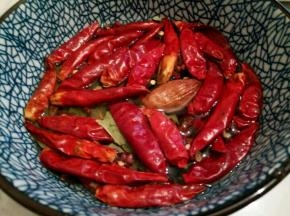 香料提前10分钟泡，（1:洗去灰尘 2:炒香料的时候不会焦，特别是干辣椒）