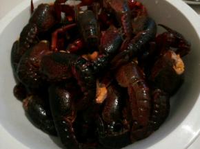 处理好的龙虾，可以过水淋一下，控水