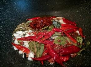 热锅凉油，放入所有香料一起中小火翻炒。（油可以多一点）