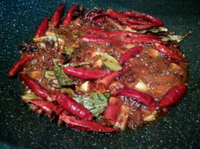 炒到香料味出来，好香啊！（看看，泡过水的干辣椒，依然颜色鲜艳，）