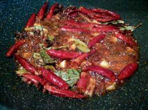 炒到香料味出来，好香啊！（看看，泡过水的干辣椒，依然颜色鲜艳，）