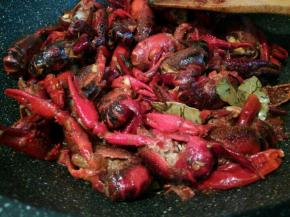 再放龙虾翻炒片刻，