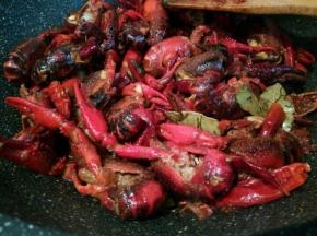 再放龙虾翻炒片刻，