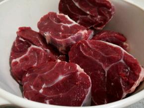 牛腱子肉切小块，