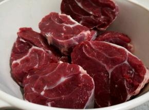 牛腱子肉切小块，