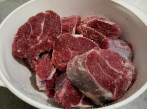  每一块抹盐，腌制一晚，