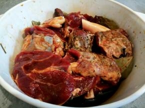 腌好的牛肉洗去盐份，挤一下水，放生抽，老抽，香料再腌制一晚，