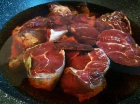 腌制好的牛肉，带调料一起放入锅里，加清水，没过牛肉，煮开，