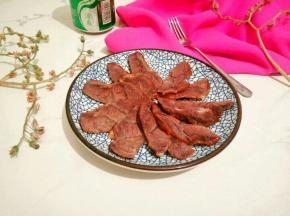 等凉了，切片(热的时候不好切薄片)。