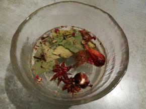 放一点清水，洗去灰尘，捞出控干水分（也可以用厨房纸巾擦干）草果，香果可以拍碎，