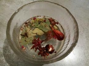 放一点清水，洗去灰尘，捞出控干水分（也可以用厨房纸巾擦干）草果，香果可以拍碎，