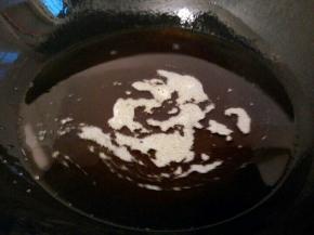  菜籽油放锅里，要熬一下，等到油冒烟就可以，