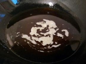  菜籽油放锅里，要熬一下，等到油冒烟就可以，