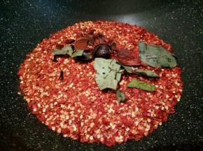  熬油的同时，干锅，放辣椒粉，香料，小火翻炒，