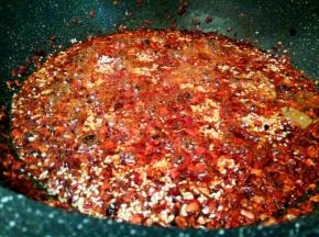 辣椒粉里，放蒜泥，熟的白芝麻，豆豉，分次倒入熬好的菜籽油，一边倒一边拌，等到油温下降，放盐，味精调味，