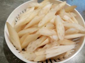 藕尖斜的切成小段，