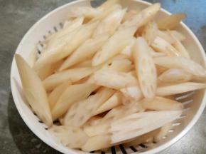 藕尖斜的切成小段，