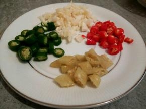 青红椒，泡椒，蒜切好。