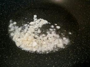  锅里放一点点油，先把蒜炒香。