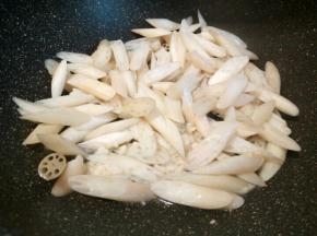 再放藕尖翻炒，