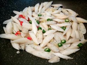 放白醋，盐，调味，再放青红辣椒翻炒一下，出锅，