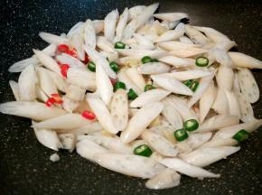 放白醋，盐，调味，再放青红辣椒翻炒一下，出锅，