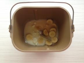 面包桶里放加水、蛋液、糖、盐、香蕉、奶粉