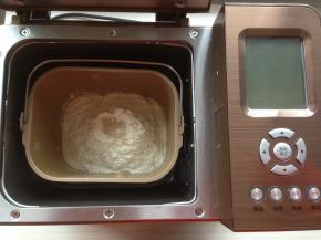 在面粉顶端加入酵母，将面包桶放入东菱1352AE-3C面包机内