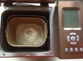 在面粉顶端加入酵母，将面包桶放入东菱1352AE-3C面包机内