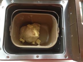 选择和面10分钟，静置5分钟后加软化的黄油，和面18分钟