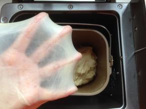 和出漂亮的手套膜，手掌纹清晰可见。面团发酵2倍大，约50分钟。（室温低的话需要用面包机的发酵功能）