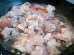  猪脚加生姜，料酒焯水捞出，洗干净。