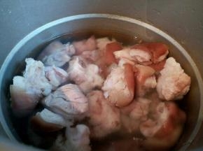 洗干净的猪脚，加料酒，清水适量，放高压锅压熟，