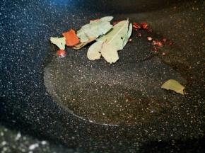 热锅凉油，把花椒，大料，香叶，桂皮，生姜，蒜小火炒香，