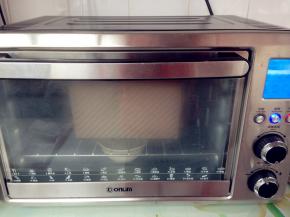 放入东菱K30A烤箱内，放置一碗热水，选择发酵32度，发至8分满，时间大概50分钟左右