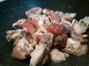 放猪脚，翻炒，翻炒到猪皮微黄，