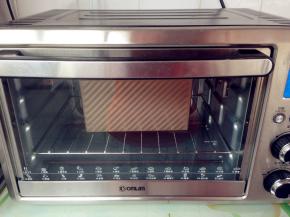 放入预热到上火170度，下火220度的烤箱（烘烤温度视烤箱脾气而定），烘烤35分钟左右