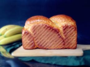 烘烤结束，立即倒出来，放晾架上晾凉再切片。未食用的吐司放保鲜袋室温保存