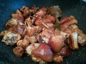 再加生抽5勺，老抽半勺，翻炒一下，再加一点料酒，盐1勺，再加三勺猪脚的汤（高压锅煮猪脚的原汤），大火烧开，中小火炖，