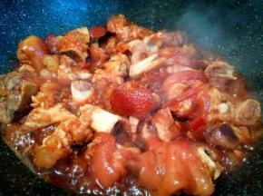 炖的汤汁浓稠，撒点葱花就可以出锅了。