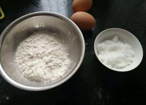 准备好材料  面粉提前过筛