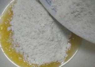 一点一点的加入过筛好的玉米淀粉和低筋面粉