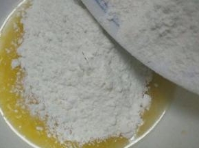 一点一点的加入过筛好的玉米淀粉和低筋面粉