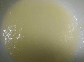 将玉米油  白糖和盐充分搅拌均匀（如果是黄油就打发一下